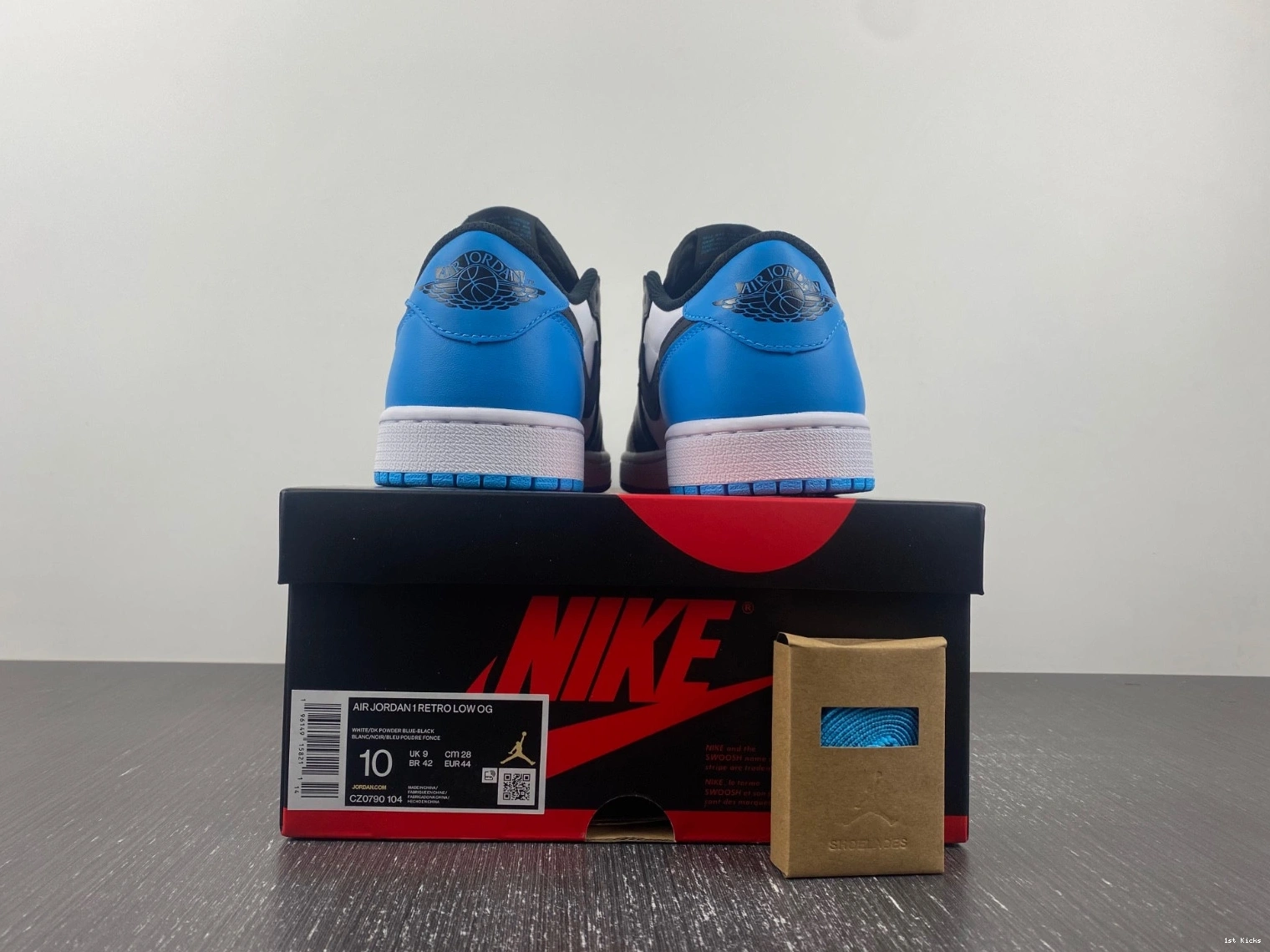 - UNC CZ0790-104 Low Retro 1 OG Jordan 0403